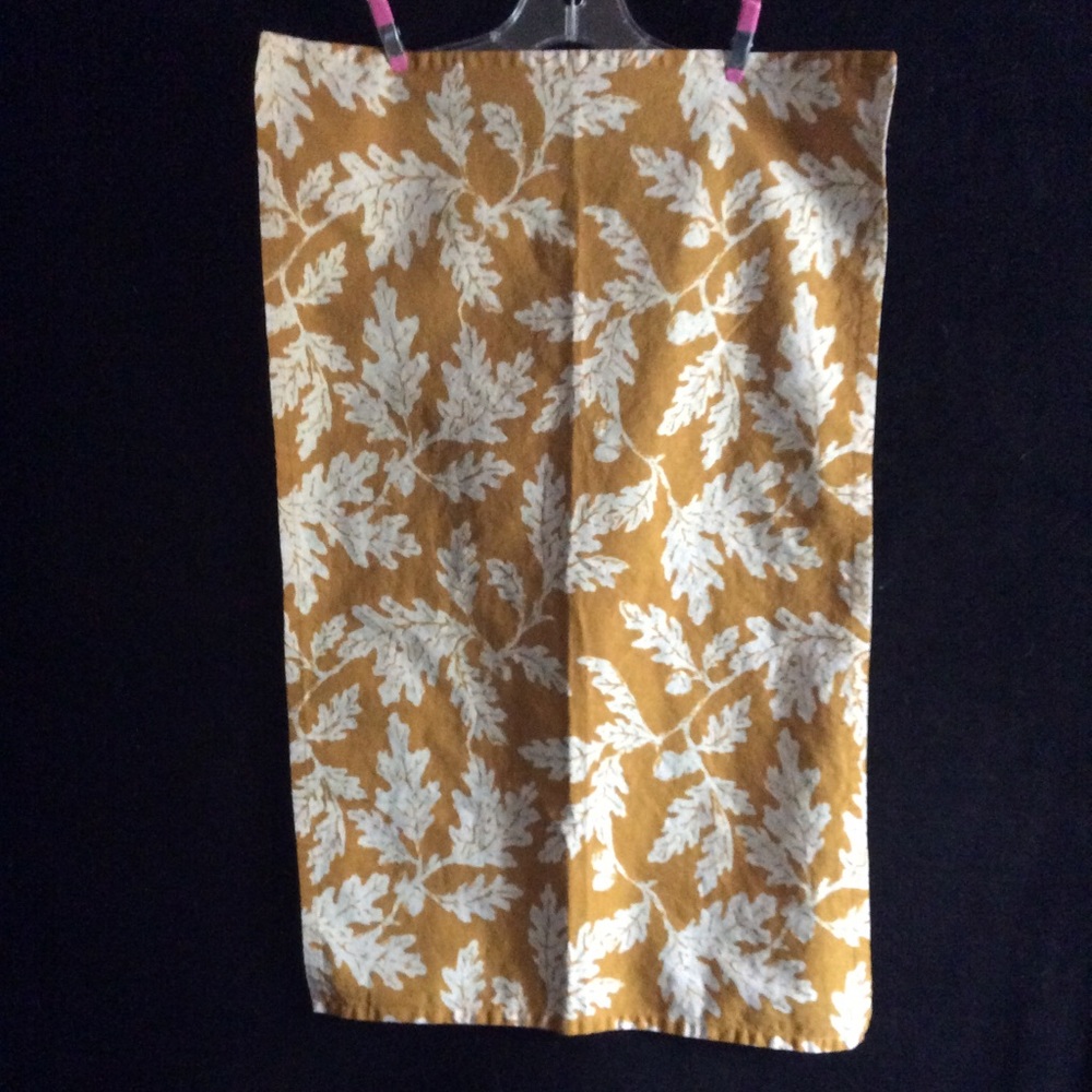 Threshold brand tea towel/kitchen towel oak leaves